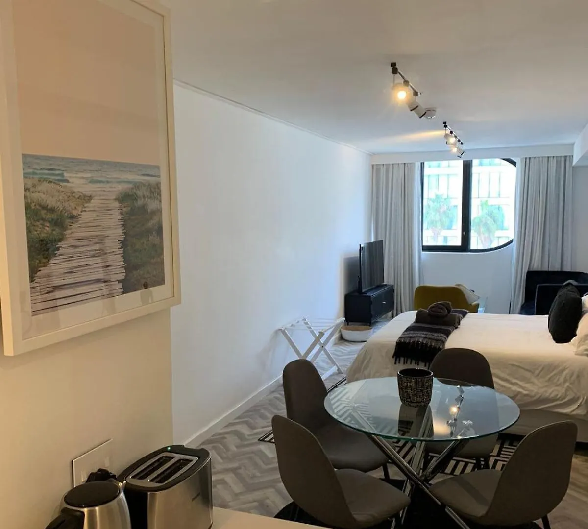 Apartment Upper City Central Large Sunny Studio Cape Town